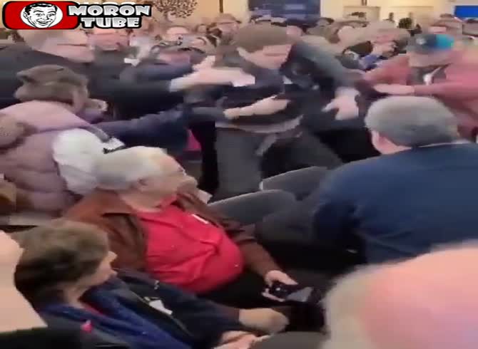 Video :When a pro-Palestinian man interrupted Governor Greg Abbott's address, he was violently removed